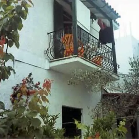 스텔리오스 슈튜디오 메갈리 아모스